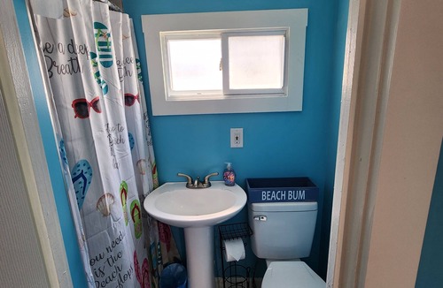 Hampton Apartment | G St Inn Unit 1nCozy Studio with WiFi and AC in Superb Hampton