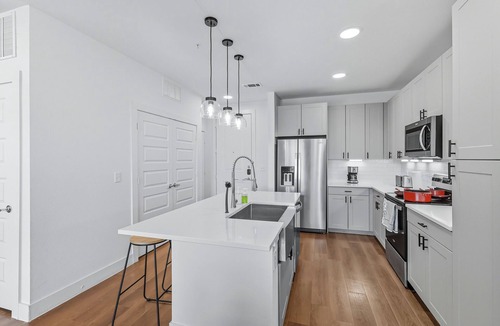 Fort Worth Condo | G001 Spacious 2B Condo w/Pool&Gym by Traveller's Comfort in Downtown Fort Worth