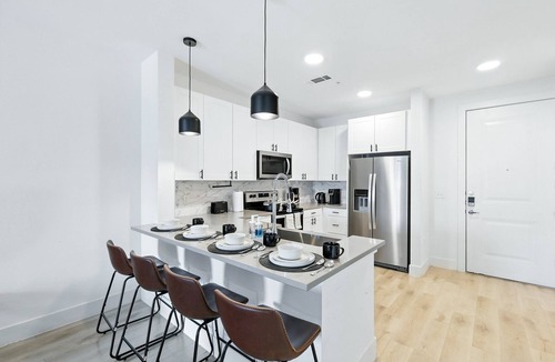 Fort Worth Condo | G05 Chic 1Bd Condo W/Resort Style Pool, Gym & Golf-Sim by Traveller's Comfort