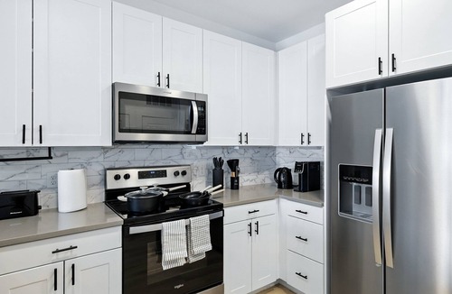 Fort Worth Condo | G05 Chic 1Bd Condo W/Resort Style Pool, Gym & Golf-Sim by Traveller's Comfort