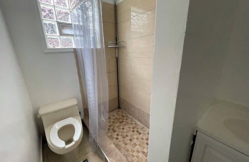 East Parkside House | G1 Near philadelphia zoo,Fairmount Park quiet one room,share 3 bathrooms,kitchen