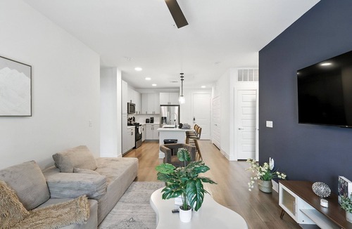 Downtown Fort Worth Condo | G12 Luxury 2B Condo W/Pool & Gym by Traveller's Comfort in Downtown Fort Worth
