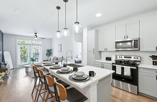 Downtown Fort Worth Condo | G12 Luxury 2B Condo W/Pool & Gym by Traveller's Comfort in Downtown Fort Worth