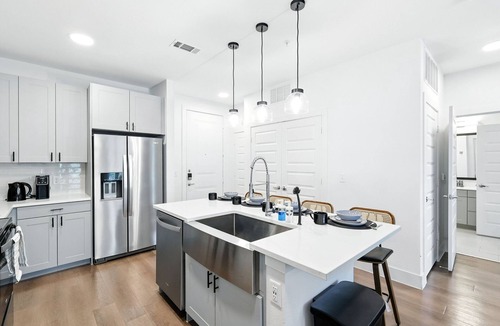 Downtown Fort Worth Condo | G12 Luxury 2B Condo W/Pool & Gym by Traveller's Comfort in Downtown Fort Worth