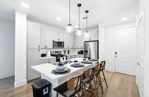 Downtown Fort Worth Condo | G12 Luxury 2B Condo W/Pool & Gym by Traveller's Comfort in Downtown Fort Worth