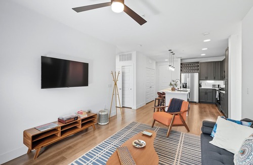 Downtown Fort Worth Condo | G336 Stylish Condo w/Pool & Gym by Traveller's Comfort in Downtown Fort Worth