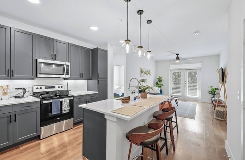 Downtown Fort Worth Condo | G336 Stylish Condo w/Pool & Gym by Traveller's Comfort in Downtown Fort Worth