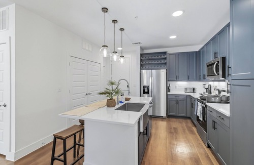 Downtown Fort Worth Condo | G336 Stylish Condo w/Pool & Gym by Traveller's Comfort in Downtown Fort Worth