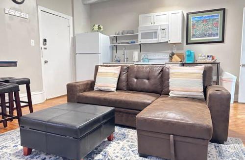 Fan District Apartment | G4 KING BED central location museums FREE PARKING