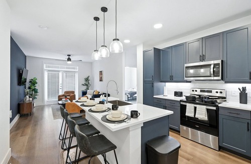 Fort Worth Condo | G43 Upscale 2B Condo Pool & Gym by Traveller's Comfort in Downtown Fort Worth
