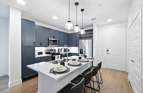 Fort Worth Condo | G43 Upscale 2B Condo Pool & Gym by Traveller's Comfort in Downtown Fort Worth