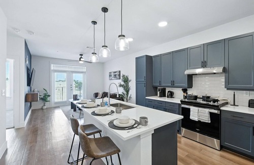 Fort Worth Condo | G4347 2Bd+1Bd Downtown Condos w/Pool & Gym by Traveller's Comfort