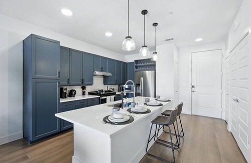 Fort Worth Condo | G4347 2Bd+1Bd Downtown Condos w/Pool & Gym by Traveller's Comfort