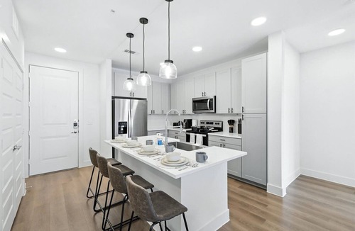 Fort Worth Condo | G68 2B Condo w/Pool, Gym&Golf-Sim by Traveller's Comfort in downtown Fort Worth