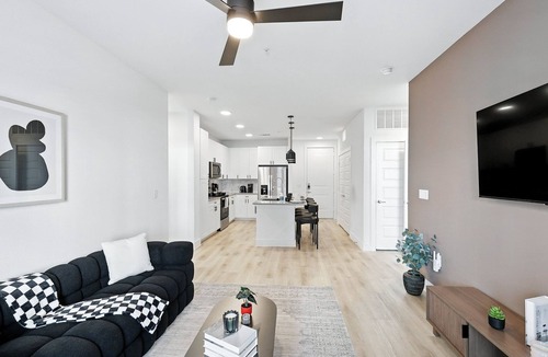 Fort Worth Condo | G94 Lux 2B Condo W/Pool & Gym by Traveller's Comfort in Downtown Fort Worth