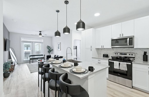 Fort Worth Condo | G94 Lux 2B Condo W/Pool & Gym by Traveller's Comfort in Downtown Fort Worth