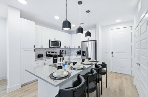 Fort Worth Condo | G94 Lux 2B Condo W/Pool & Gym by Traveller's Comfort in Downtown Fort Worth