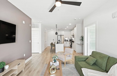 Fort Worth Condo | G95 Bright Condo W/Gym & Pool by Traveller's Comfort in Downtown Fort Worth