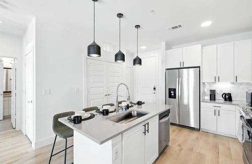 Fort Worth Condo | G95 Bright Condo W/Gym & Pool by Traveller's Comfort in Downtown Fort Worth