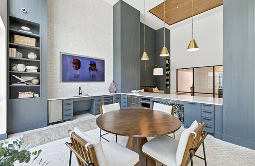 Fort Worth Condo | G95 Bright Condo W/Gym & Pool by Traveller's Comfort in Downtown Fort Worth