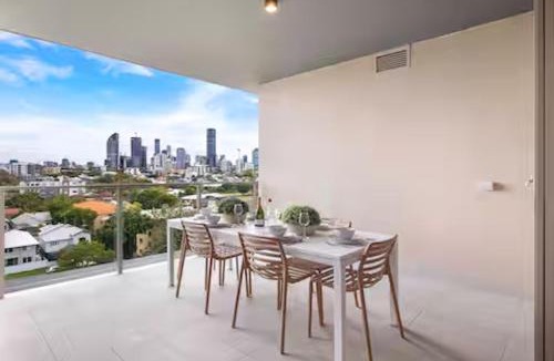 East Brisbane Apartment | Gabba Oasis - Luxury 3BR Apt & Pool