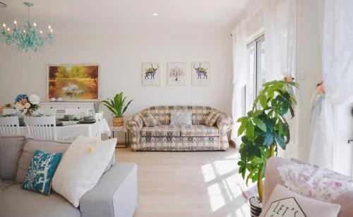 Maraylya Villa | Gables Box hill Maraylya Two-Level House