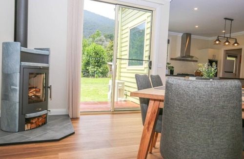 Wandiligong House | GABLES: Wandiligong township