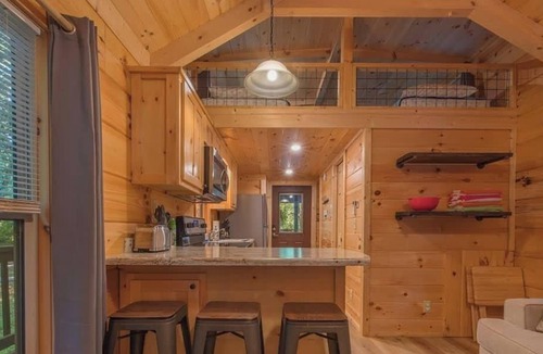 Lookout Valley Neighborhood Association Cabin | Gabriele Luxury pondside cabin with hot tub, firepit