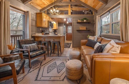 Lookout Valley Neighborhood Association Cabin | Gabriele Luxury pondside cabin with hot tub, firepit