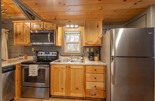 Lookout Valley Neighborhood Association Cabin | Gabriele Luxury pondside cabin with hot tub, firepit