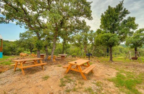 Brownwood House | 'Galactikitty' - Quirky Cabin Near Lake Brownwood!