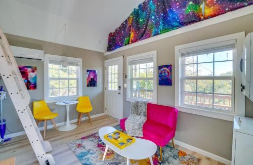 Brownwood House | 'Galactikitty' - Quirky Cabin Near Lake Brownwood!