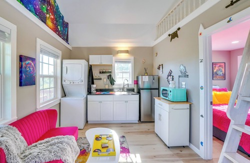 Brownwood Cabin | 'Galactikitty' - Quirky Cabin Near Lake Brownwood!