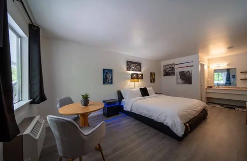 Eureka Springs Historic District Hotel | Galaxy Room, #9 at Glory Dayz!