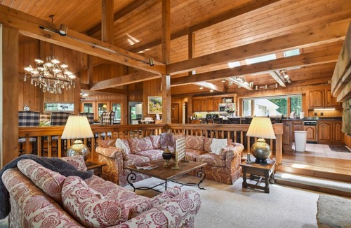 The Galena Territory House | Galena Getaway w/Hot Tub, Home Theater & More!