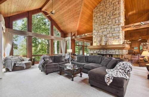 The Galena Territory House | Galena Getaway w/Hot Tub, Home Theater & More!