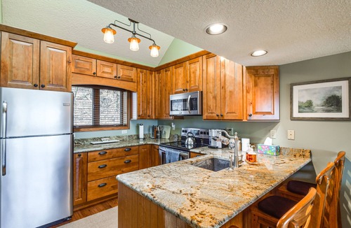 The Galena Territory House | Galena Townhome w/Deck & Golf Course View!