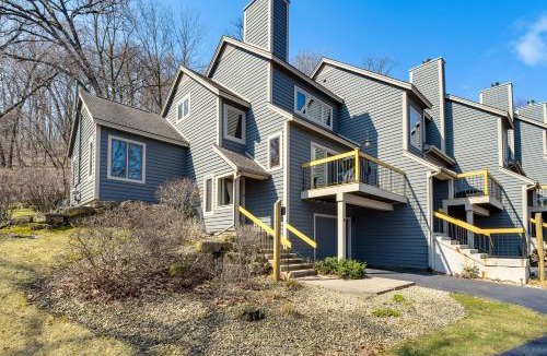 The Galena Territory House | Galena Townhome w/Deck & Golf Course View!