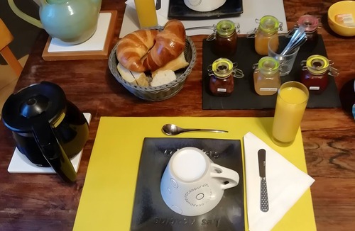 Colombiers Apartment | "Galet" room with shared terrace, Wi-Fi, and air conditioning