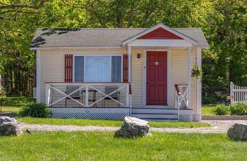 Hulls Cove Cabin | Gallagher`s Travels Cabin 1 (Single Queen)