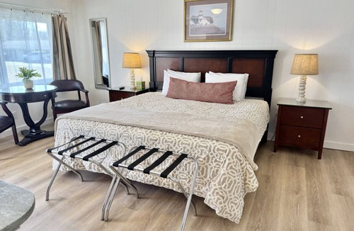 Hulls Cove Bed & Breakfast | Gallagher`s Travels Room 12 (King Bed)