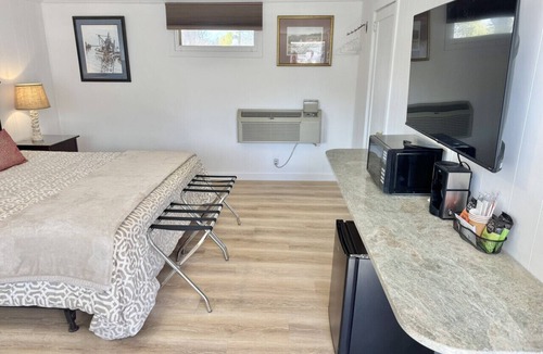 Hulls Cove Bed & Breakfast | Gallagher`s Travels Room 12 (King Bed)