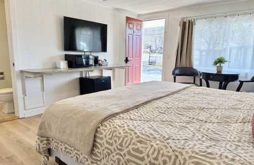 Hulls Cove Bed & Breakfast | Gallagher`s Travels Room 12 (King Bed)