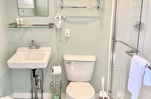 Hulls Cove Bed & Breakfast | Gallagher`s Travels Room 12 (King Bed)