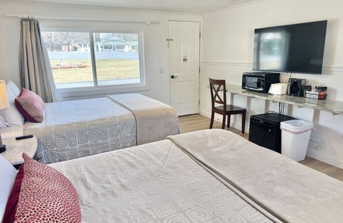 Hulls Cove Bed & Breakfast | Gallagher`s Travels Room 7 (Double Queen)