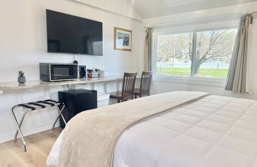 Hulls Cove Bed & Breakfast | Gallagher`s Travels Room 4 One King/One Double bed