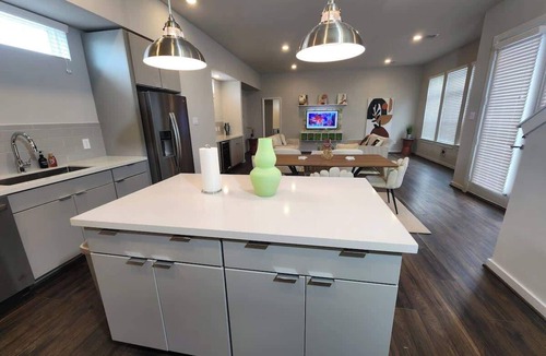 Uptown House | Galleria | Exquisite Three Story Home (HPLE)