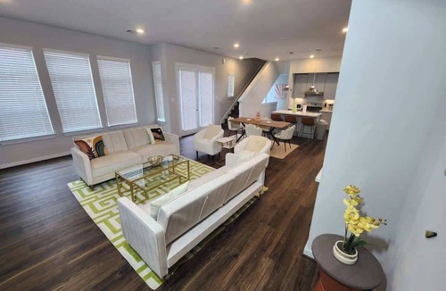 Uptown House | Galleria | Exquisite Three Story Home (HPLE)
