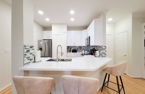 Uptown Condo | Galleria Luxe Condo - Balcony, EV Charger, Pool, Gym & Workspace