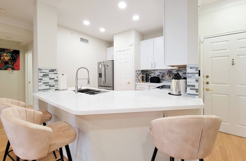 Uptown Condo | Galleria Luxe Condo - Balcony, EV Charger, Pool, Gym & Workspace